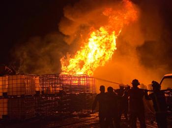 Gudang BBM Ilegal di Pesawahan Dilalap Api, Rumah Warga Ikut Terbakar