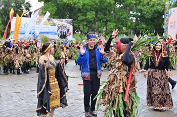Tarian Tuping 12 Wajah Pukau Ribuan Penonton 
