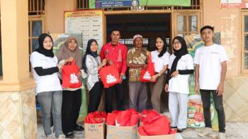 Sinergi Bagi Negeri, Gandeng Peserta Beasiswa TDM Honda Salurkan Bantuan Bagi Korban Banjir Rajabasa Raya 