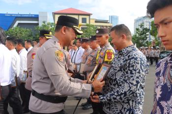 36 Polisi dan 2 Masyarakat Terima Penghargaan dari Kapolresta Bandar Lampung