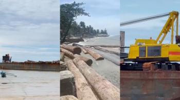 Cuaca Buruk: Kapal Asal Sumbar Kandas di Perairan Lampung, Ribuan Batang Kayu Berserakan di Bibir Pantai