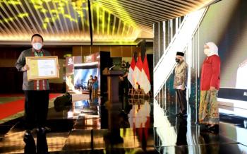 Gubernur Arinal Djunaidi Raih Piagam Penghargaan Bidang Ketenagakerjaan Paramakarya 2021
