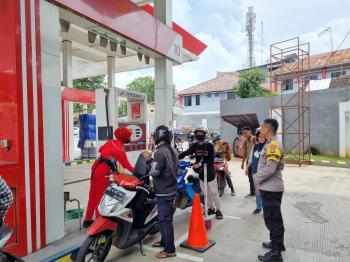 Kapolsek TbU Lakukan Pemantauan SPBU dan Bagikan Sembako Pasca Kenaikan BBM