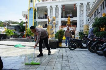 Polresta Bandar Lampung Turun Tangan Sambut Waisak dengan Hati