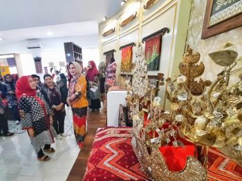 Antusias Rombongan Dharma Wanita Ditjen SDA Kementrian PUPR saat Melihat Produk UMKM Khas LampungÂ 