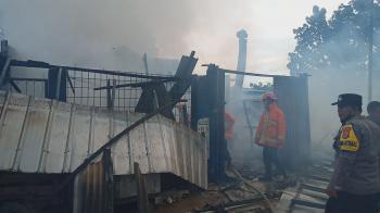 Breaking News: Pasar Pagi Pabrik Karet Telukbetung Barat Terbakar