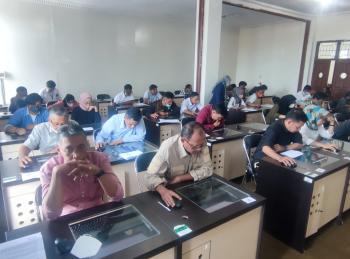 Calon Anggota Panitia Pemilihan Kecamatan Jalani Tes CAT