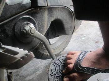 Tips Mengatasi Motor Matic Sulit Diengkol
