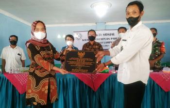 Ketua DPRD Lampung Hadiri Penyerahan UPPO Kelompok Tani di Desa Ringin Sari Tulang Bawang