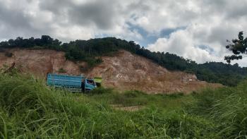 Aktivitas Pengerukan Bukit Diduga Ilegal di Sukabumi Dikeluhkan Warga Sekitar