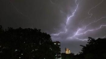 Prakiraan Cuaca, Wilayah Lampung Potensi Hujan Lebat Disertai Petir dan Angin Kencang