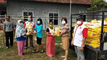 Aksi Sosial, INTI lampung Bagi Beras 3 Ton Kepada Warga Kampung Nelayan Pantai Mutun yang Terdampak Covid-19