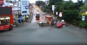 Tragis ! Dalang Kecelakaan Maut Balikpapan, Diduga Rem Blong Truk Tronton Angkut 20 Ton Kapur Pembersih Air 