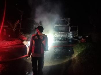 Truk Tronton Hangus Terbakar di Jalur Pacitan-Ponorogo, Kerugian Ditaksir Ratusan Juta
