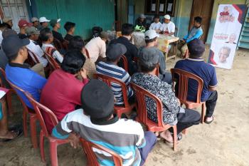 Prihatin Melihat Para Pelajar Ulu Belu Sulit Berangkat ke Sekolah, Orang Muda Ganjar Lampung Terjun Langsung Bantu Perbaikan Jalan