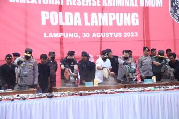 566 Senpi Rakitan serta 295 Amunisi Dimusnahkan Dalam Perayaan HUT TEKAB 308 Polda LampungÂ 