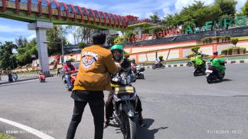 Semarak Perayaan Anniversary Ke-1 Organisasi Pers Taring Lampung Gelar Aksi Berbagi di Bundaran Lungsir