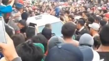 Gagalkan Aksi Pencurian, Ratusan Massa Kepung Mobil di Lintasan Rel KA Bekasi Timur