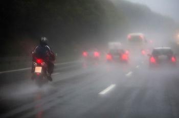 Naik Motor Saat Hujan Deras, Berhenti atau Lanjut?