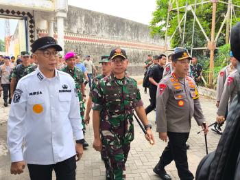 Kapolri Kunjungi Keluarga Polisi yang Gugur Dalam Penggerebekan Judi Sabung Ayam