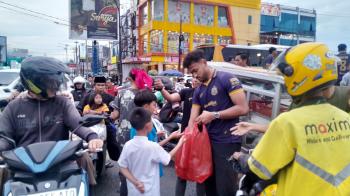 Bhayangkara Presisi Lampung FC Bagi-Bagi Takjil, Manfaatkan Ramadan untuk Dekat dengan Suporter