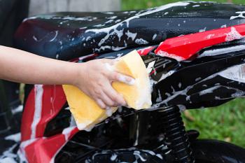 Jangan Pakai Cairan Ini Saat Membersihkan Sepeda Motor