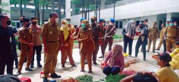 Wagub Nunik Bareng Bupati Umar Ahmad Gelar Pasar Murah di Tulang Bawang Barat
