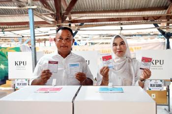 Ber- KTP Tanjung Bintang, Bupati Nanang dan Istri Nyoblos di TPS Desa Way Galih 