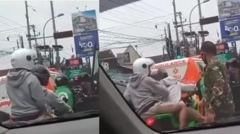 Gereget ! Tentara Gaplok Remaja Geber Motor Saat Lampu Merah, Aksinya Diacungi Jempol
