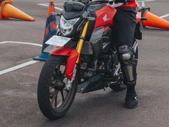 Alasan Kenapa Harus Gunakan Kaki Kiri Saat Turun Dari Sepeda Motor