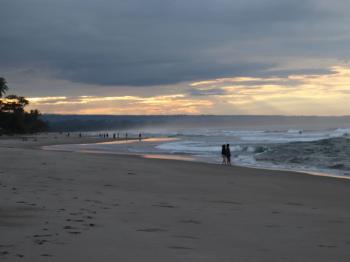 Pantai Mandiri Pesisir Barat, Menyaksikan Sunrise dan Sunset dalam Satu Lokasi