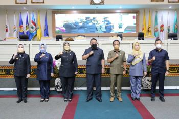 Gubernur Arinal Serahkan Dokumen LKPJ Kepala Daerah Tahun 2021 kepada Ketua DPRD Mingrum Gumay dalam Rapat Paripurna DPRD Provinsi Lampung