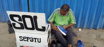 Kisah Adris Warga Kotabumi Usia 60 Tahun Jalani Profesi Pengesol Sepatu Demi Nafkahi Keluarga