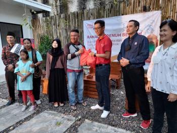 Wujudkan Rasa Syukur di Bulan Ramadan, CCEP Indonesia dan KFC Indonesia Selenggarakan Buka Bersama dan Berikan Bantuan Sembako di Delapan Kota di Indonesia