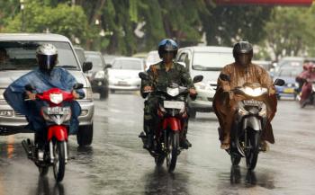 Ini 4 Cara Ngerem Motor yang Aman saat Hujan