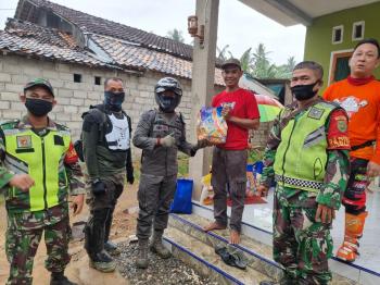 Salurkan Bantuan, Masyarakat Apresiasi Brimob Lampung