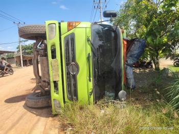 Mobil Dump Truck Milik CV Insan Sukses Mandiri Terbalik di Jalan Poros Rawajitu