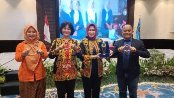 HUT IKWI Ke 61, Winarti Menerima Award 2022 Sebagai Perempuan Inspiratif Inisiator BMWÂ 