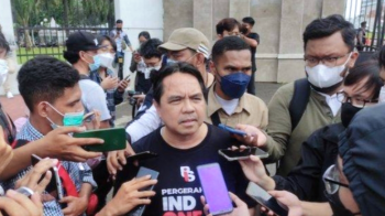 Dikeroyok, Ade Armando Hadir Ditengah Pendemo Untuk Dukung Mahasiswa Tolak Tiga Periode