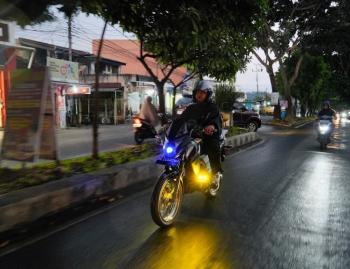 Waspada Jalan Berlubang, Pengendara Diminta Lebih Hati-Hati