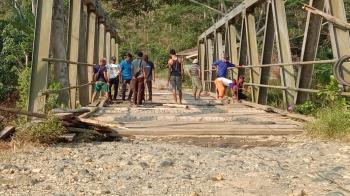 Jembatan Penghubung Suoh-BNS Diperbaiki Secara Swadaya Oleh Warga