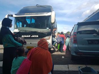 Efek Tertahan Hingga Berjam-jam di Pelabuhan Merak, Jadwal Kedatangan Bus Molor 5-7 Jam