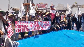Ratusan Petani Aksi Damai di Tugu Adipura: Pak Jokowi Tolong Bantu KamiÂ 