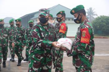 Kodim 0429/Lamtim Gencarkan Bantuan 3 Ton Beras Dan Sembako Bagi Warga Terdampak Covid-19