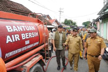 Pj. Gubernur Lampung Tinjau Langsung Wilayah Terdampak Banjir dan Pastikan Penyaluran Bantuan Untuk Masyarakat Korban Banjir