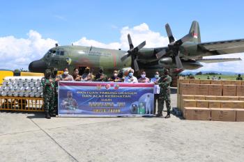 Panglima TNI Serahkan Bantuan Tabung Oksigen dan Alkes Kepada Masyarakat Papua 