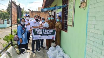 Ary Meizary Alfian Ketua Apindo Lampung Serahkan Bantuan Kepada Nakes dan Pasien Isoman