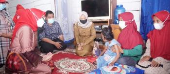 Bunda Winarni Bantu Penderita Lumpuh Layu di Kecamatan Natar