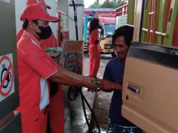 Ramadhan Peduli, SPBU di Lampung Berbagi Takjil ke Supir 