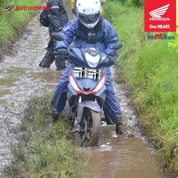 Cara Melepaskan Sepeda Motor Yang Terjebak Dalam Jalan Berlumpur 